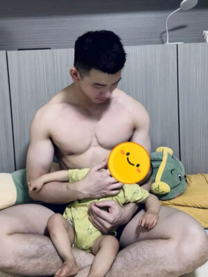 想要这样03年180的舅舅！奶白皮肌肉小哥太可了！